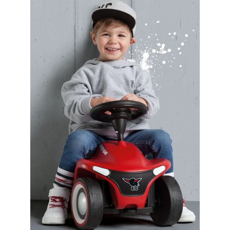 BIG Bobby Car Neo Red - ogólny widok jeździka na jasnym tle
