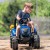 Widok z boku na traktor New Holland T8 na pedały z odczepianą przyczepą FALK