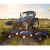 Dziecko pedałujące na traktorze New Holland T8 FALK na świeżym powietrzu