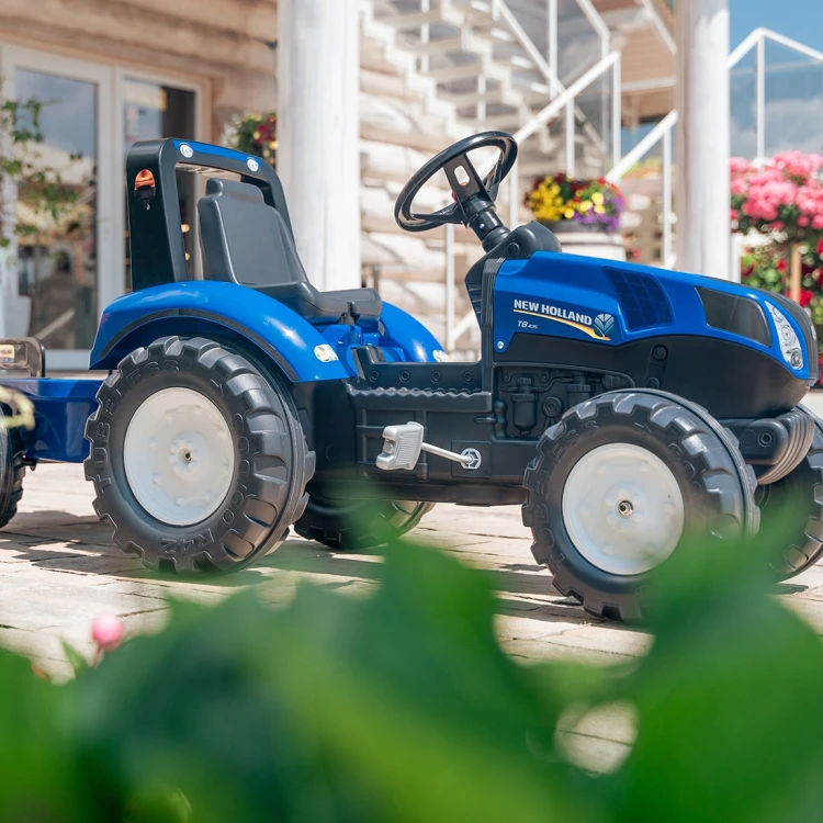 Traktor na pedały New Holland T8 FALK zbliżenie na napęd łańcuchowy