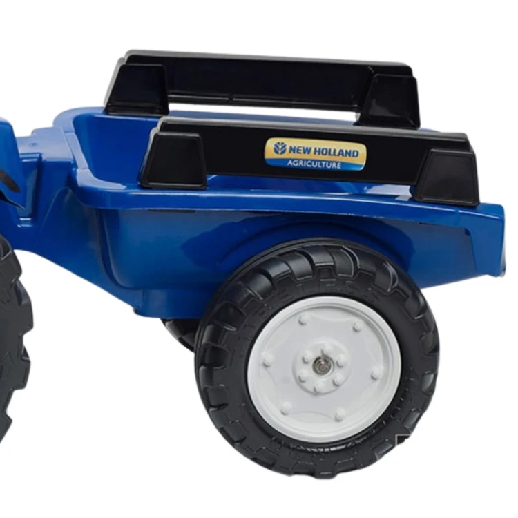 Traktor New Holland T8 FALK na pedały na tle ogrodu