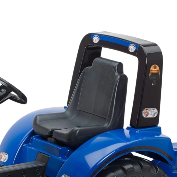 Traktor na pedały FALK New Holland T8 z dzieckiem w ogrodzie