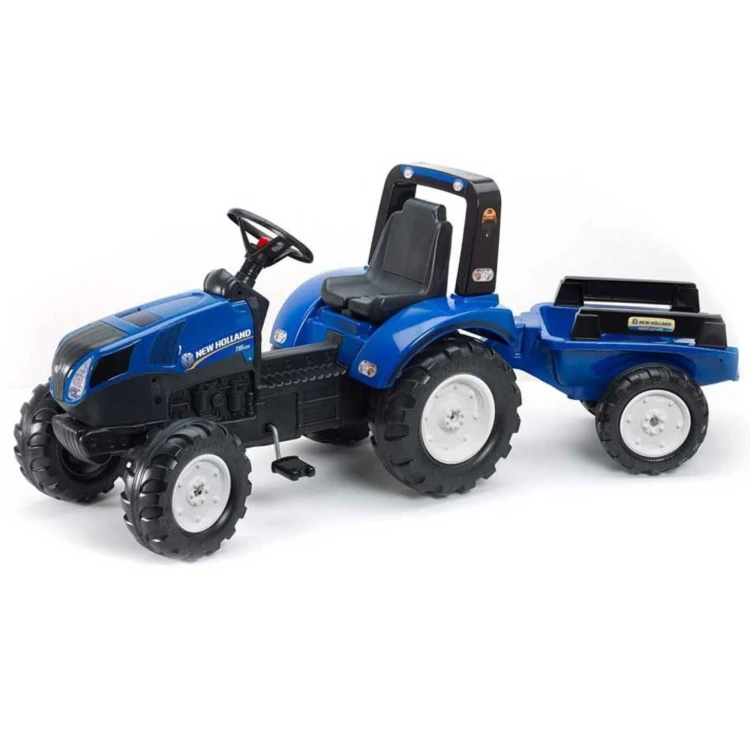 Widok ogólny na traktor na pedały New Holland T8 FALK z boku
