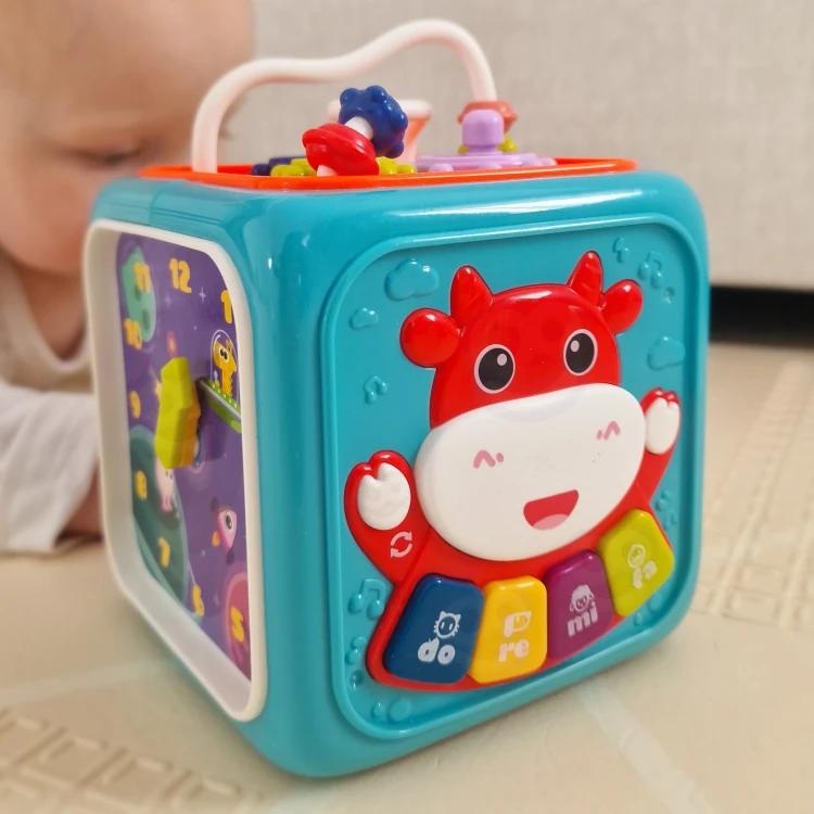 Panel z zegarem i ruchomymi wskazówkami w kostce sensorycznej Woopie Baby