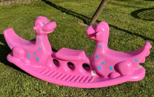 Trójosobowy bujak Dino WOOPIE – detal wyprofilowanych miejsc do siedzenia