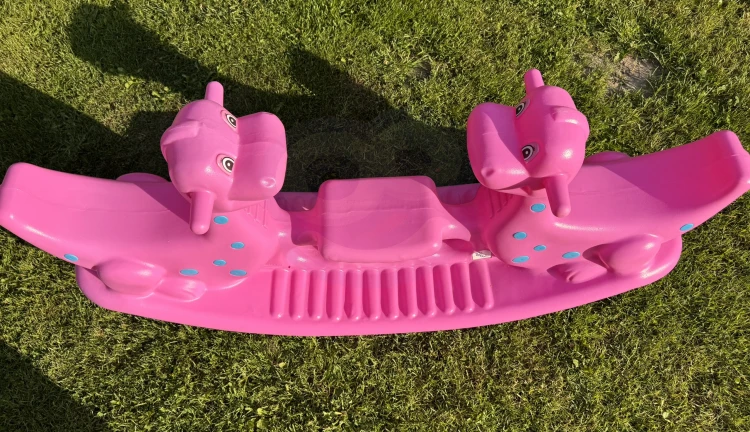 Dzieci bawiące się na bujaku Dino WOOPIE w domu – zabawa i rozwój motoryki