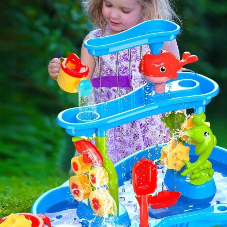 Elementy stolika wodnego WOOPIE z widocznymi lejkami i młynkami