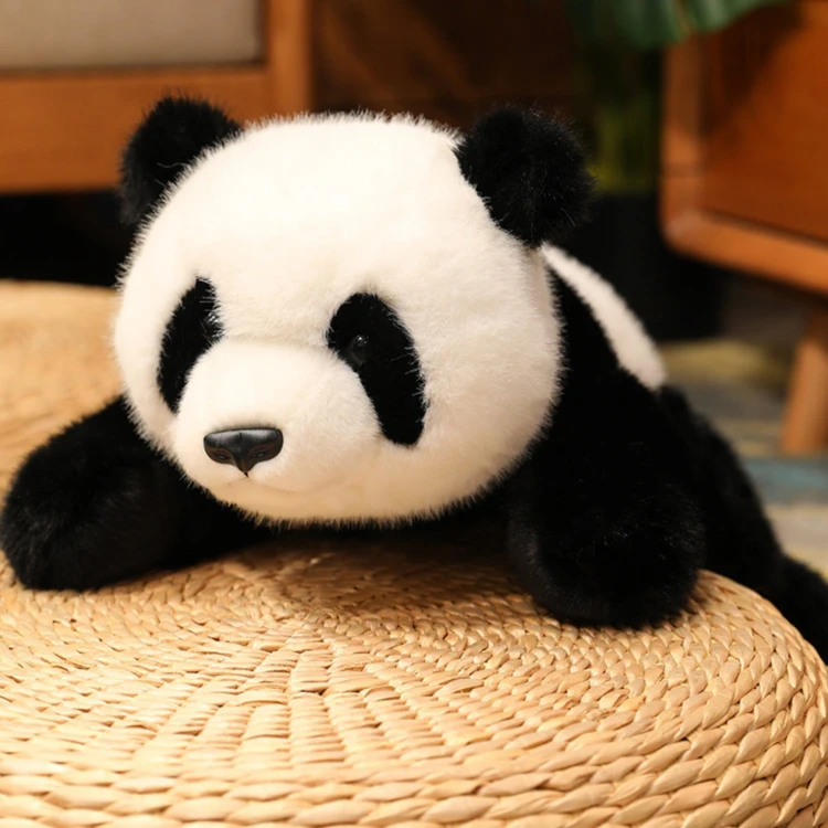 Panda w aranżacji sypialni pokazująca zastosowanie pluszaka podczas odpoczynku i przygotowań do snu