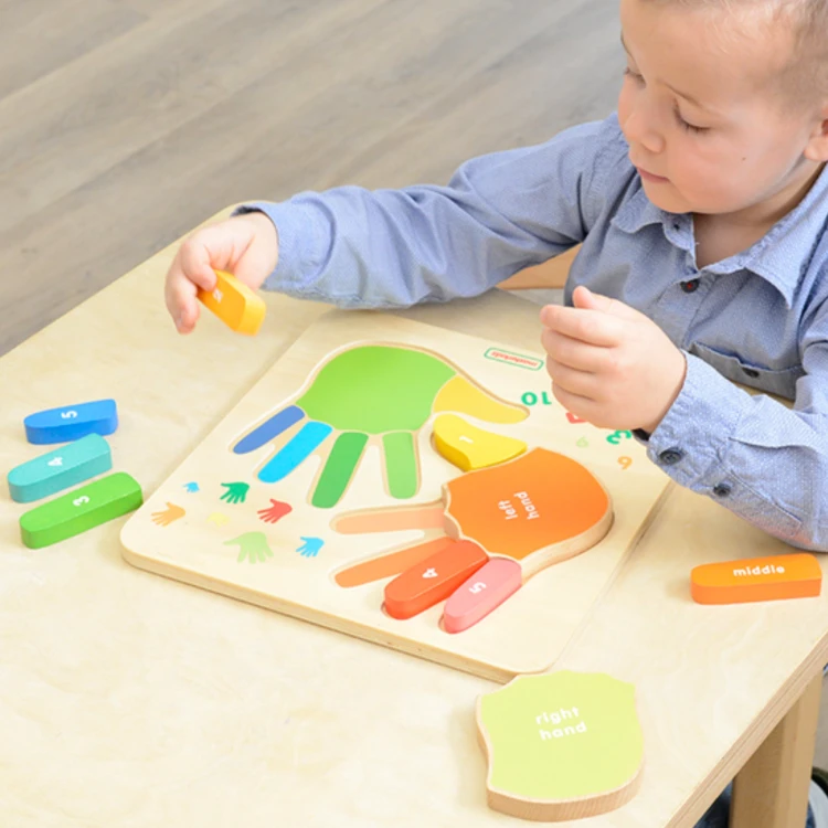Zbliżenie na palce opisane cyframi na tabliczce do liczenia na palcach MASTERKIDZ
