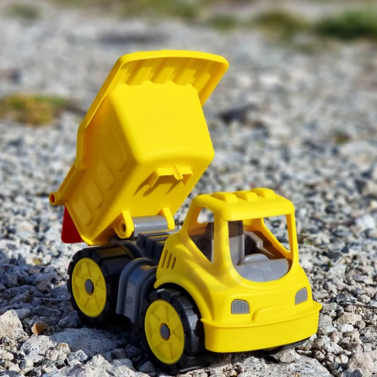 Zabawa dziecka wywrotką BIG Power Worker Mini – transport piasku i kamieni