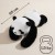Porównanie rozmiaru pluszaka Panda z przedmiotem codziennego użytku, ukazujące wysokość 65 cm w skali