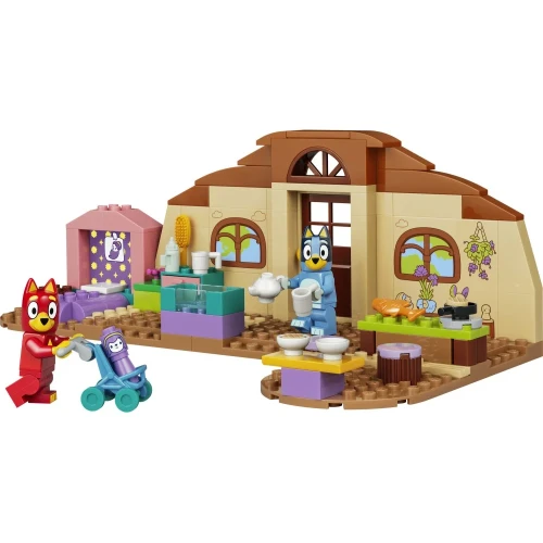 Widok minifigurek Blue i Ryżyk oraz akcesoriów w zestawie LEGO Bluey 11221