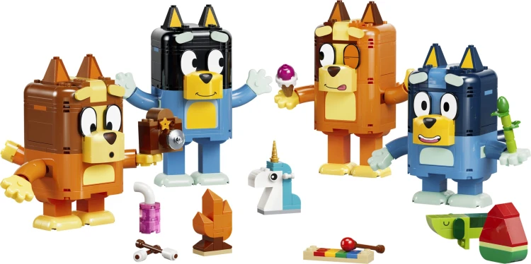 Figurki Blue, Bingo, mama i tata z zestawu LEGO Bluey 11217 w różnych pozach