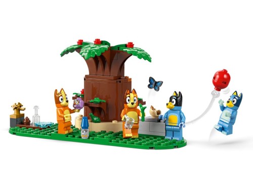 Widok szczegółów pokoju zabaw i ogrodu w zestawie LEGO Bluey Dom rodzinny Blue 11203