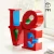 Zestaw LEGO Art LOVE 31214 - widok kolorowego napisu LOVE na półce