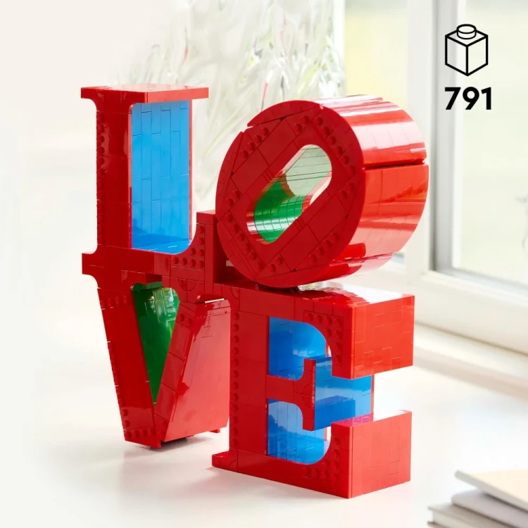 Zestaw LEGO Art LOVE 31214 - widok kolorowego napisu LOVE na półce