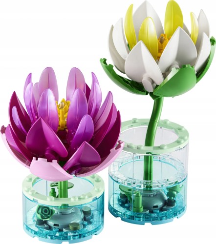 Widok z bliska na opalizujące płatki różowej lilii wodnej LEGO Botanicals oraz przezroczysty wazon