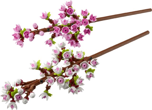 Dwie zbudowane gałązki kwitnącej wiśni z zestawu LEGO Botanicals 40725 w pastelowych odcieniach