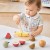 Drewniane owoce połączone trwałymi rzepami w zestawie Viga Toys – idealne do zabawy w kuchnię