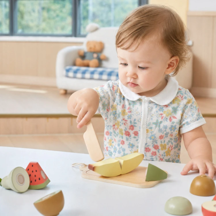 Drewniany nóż i deska do krojenia w zestawie edukacyjnym Viga Toys dla najmłodszych
