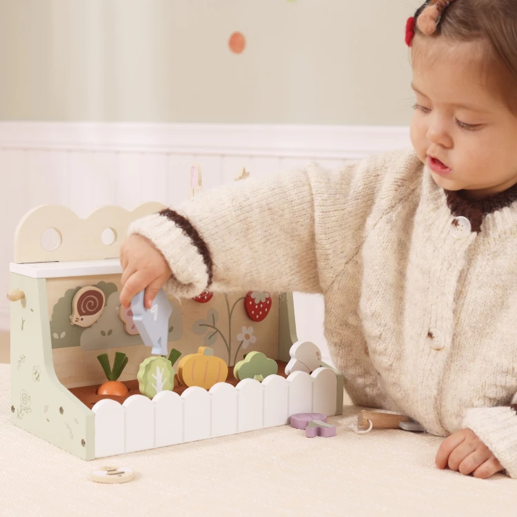 Kolorowe warzywa i narzędzia do pielęgnacji ogrodu w zestawie drewnianego ogródka Viga Toys