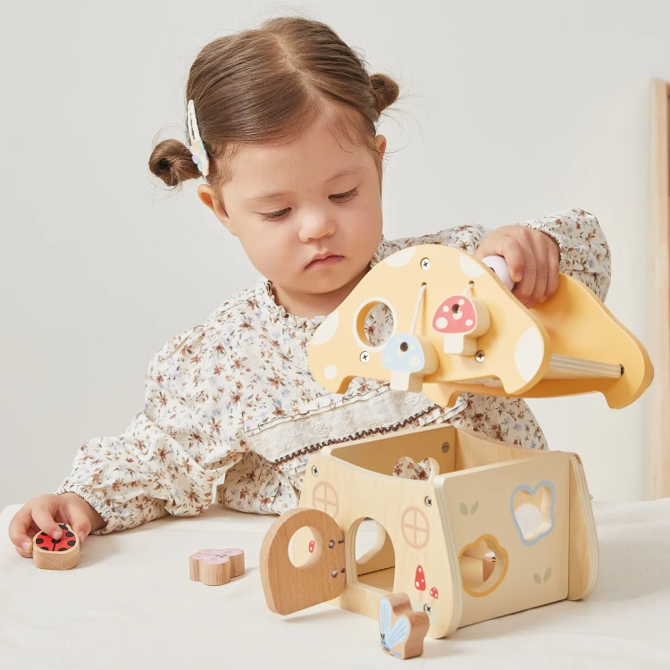 Lusterko umieszczone na Drewnianym Grzybku Aktywności Viga Toys dla dzieci od 18 miesięcy