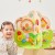 Szczegół kolorowego koła zębatego na Drzewku Aktywności Viga Toys