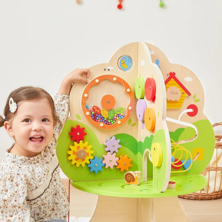 Szczegół kolorowego koła zębatego na Drzewku Aktywności Viga Toys