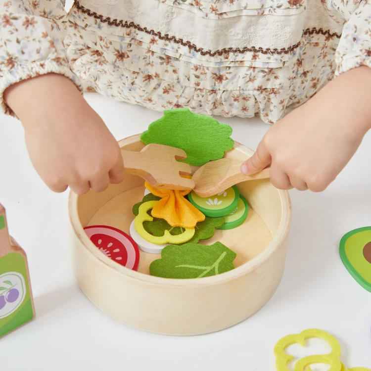 Karty z przepisami do układania sałatek w zestawie drewnianym VIGA Toys
