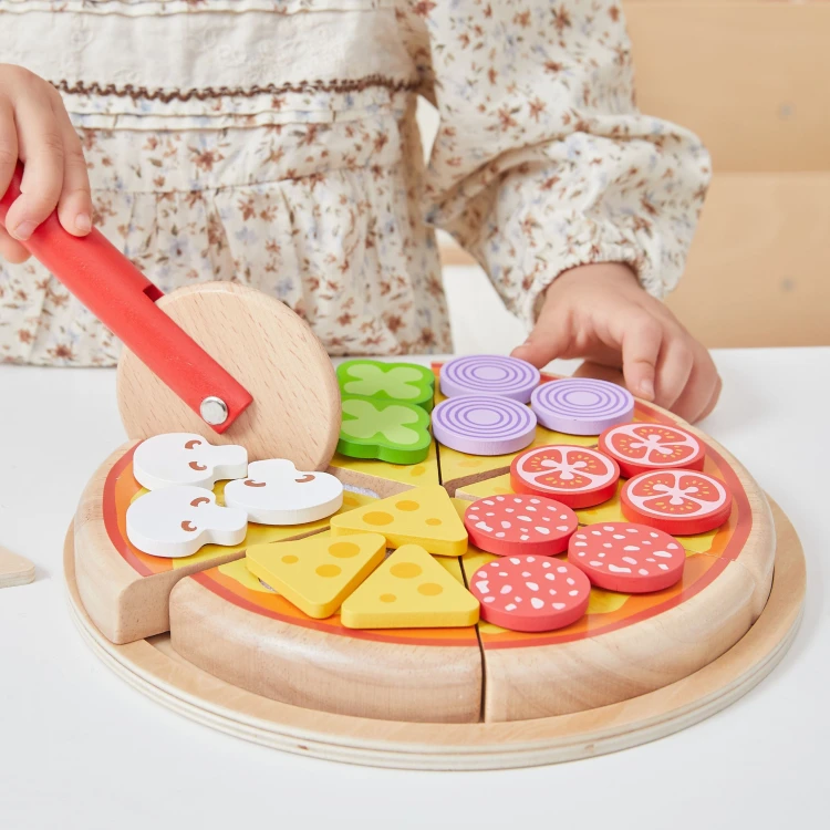 Kolorowe dodatki do pizzy z zestawu drewnianego Viga Toys - pomidory, pieczarki, papryka