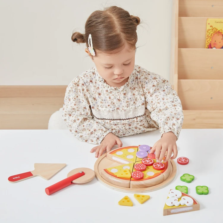 Łopatka do podawania kawałków pizzy z zestawu Viga Toys - naturalne drewno