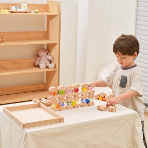 Kolorowe akrylowe i drewniane klocki VIGA Toys ułożone w mozaikę