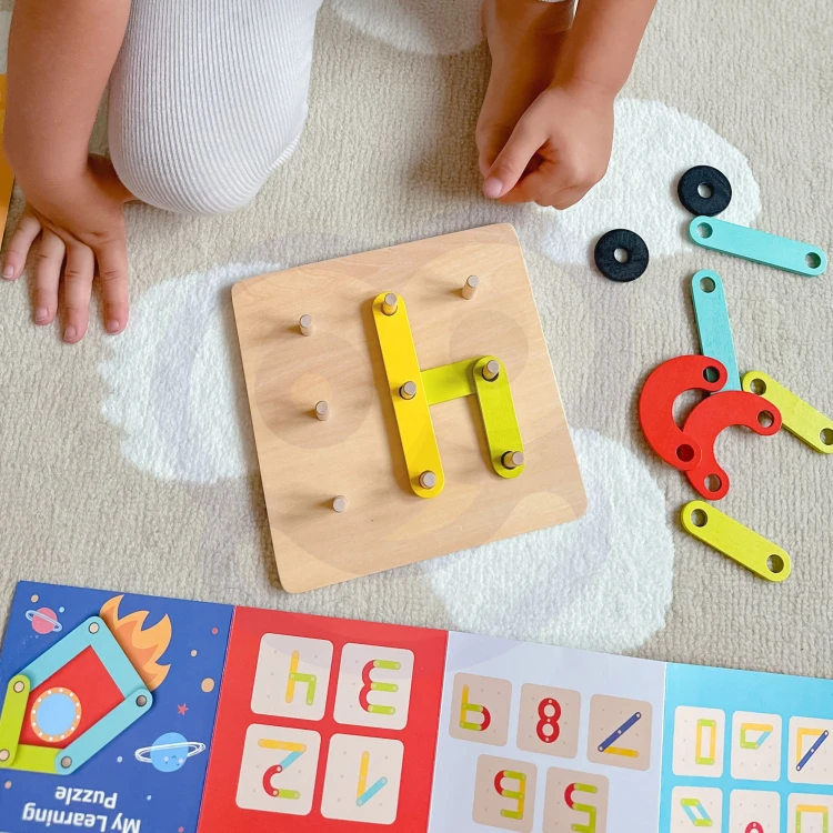Zbliżenie na kolorowe drewniane elementy układanki TOOKY TOY, różne kształty i kolory