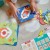 Widok z boku na drewnianą układankę TOOKY TOY z kolorowymi elementami geometrycznymi