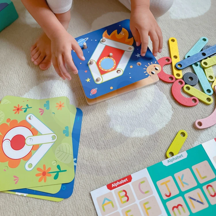 Widok z boku na drewnianą układankę TOOKY TOY z kolorowymi elementami geometrycznymi