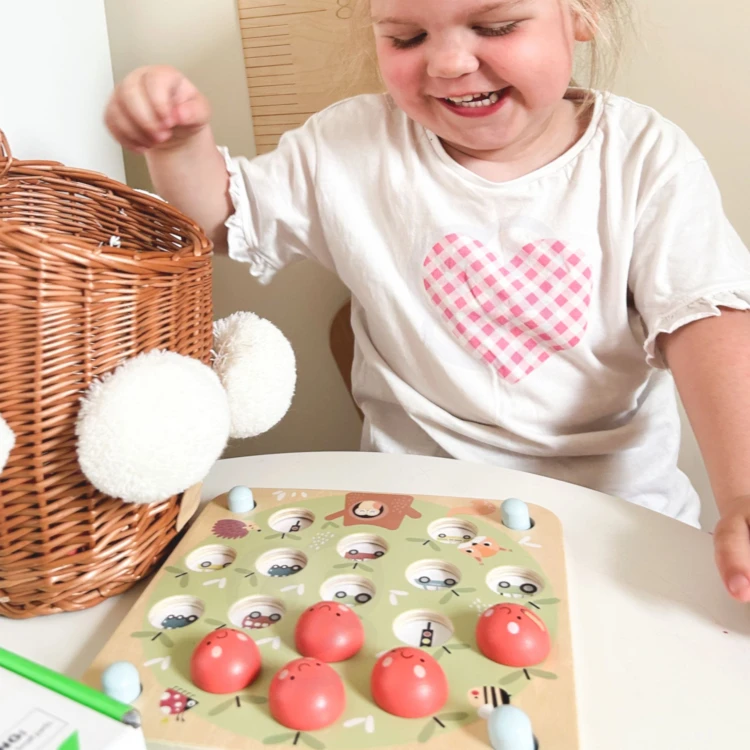 Kolorowe karty z różnorodnymi motywami do gry pamięciowej Jabłuszka TOOKY TOY