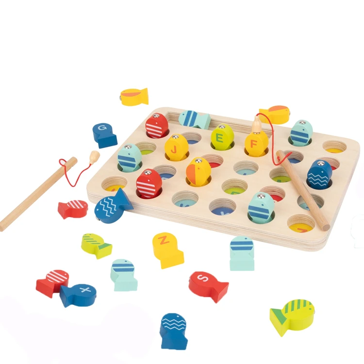 Zabawa dziecka z drewnianą grą Łowienie Rybek TOOKY TOY - nauka literek i zręczności