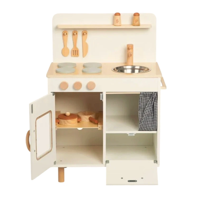 Kuchnia TOOKY TOY z widoczną materiałową zasłonką i drewnianymi detalami w beżowym kolorze