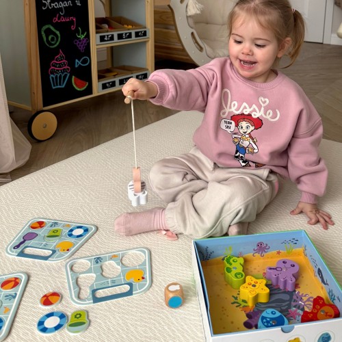 Drewniana kostka i magnetyczna wędka w zestawie gry TOOKY TOY Łowienie Rybek