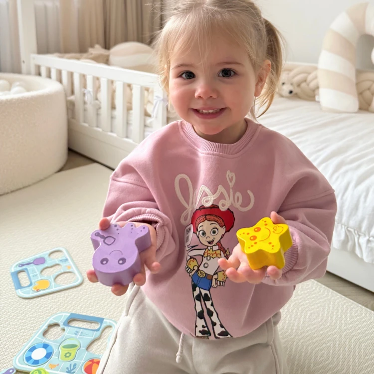 Kolorowe magnetyczne rybki z gry TOOKY TOY widoczne na podwodnym basenie