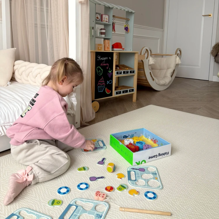 Zestaw TOOKY TOY Łowienie Rybek pokazujący elementy do nauki kolorów