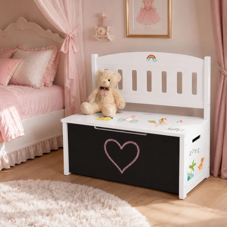 Biały pojemnik na zabawki TOOKY TOY z otwartą pokrywą i widokiem na tablicę do rysowania