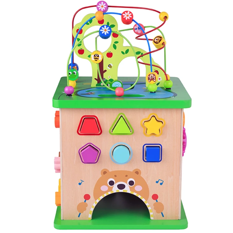 Zbliżenie na kolorowe elementy drewnianej kostki edukacyjnej TOOKY TOY