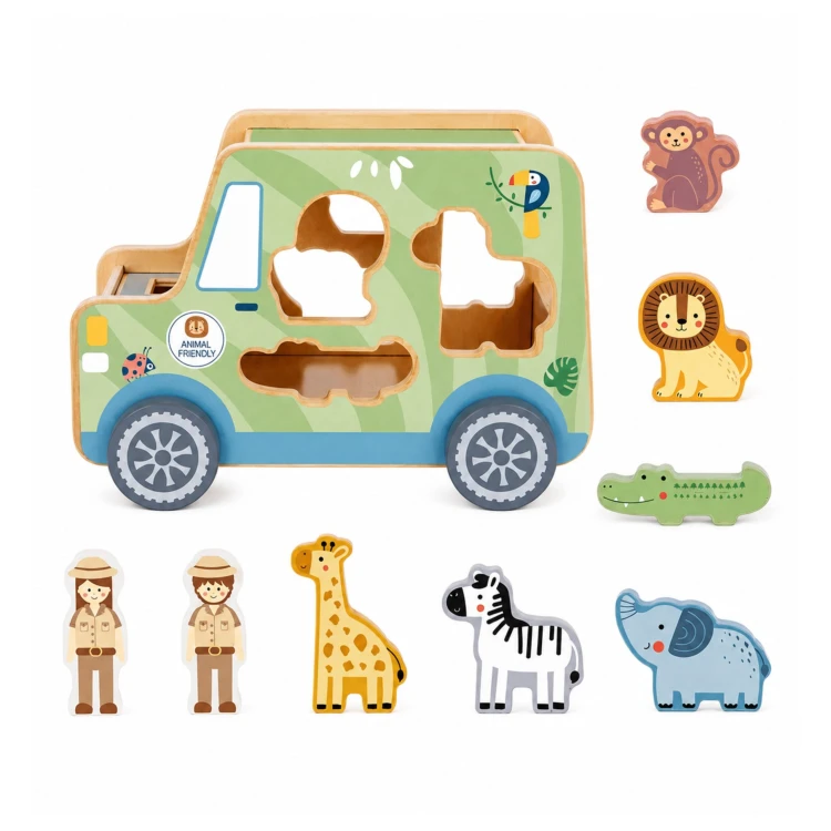 Figurka lwa z zestawu samochodu safari TOOKY TOY obok pojazdu na drewnianej podłodze