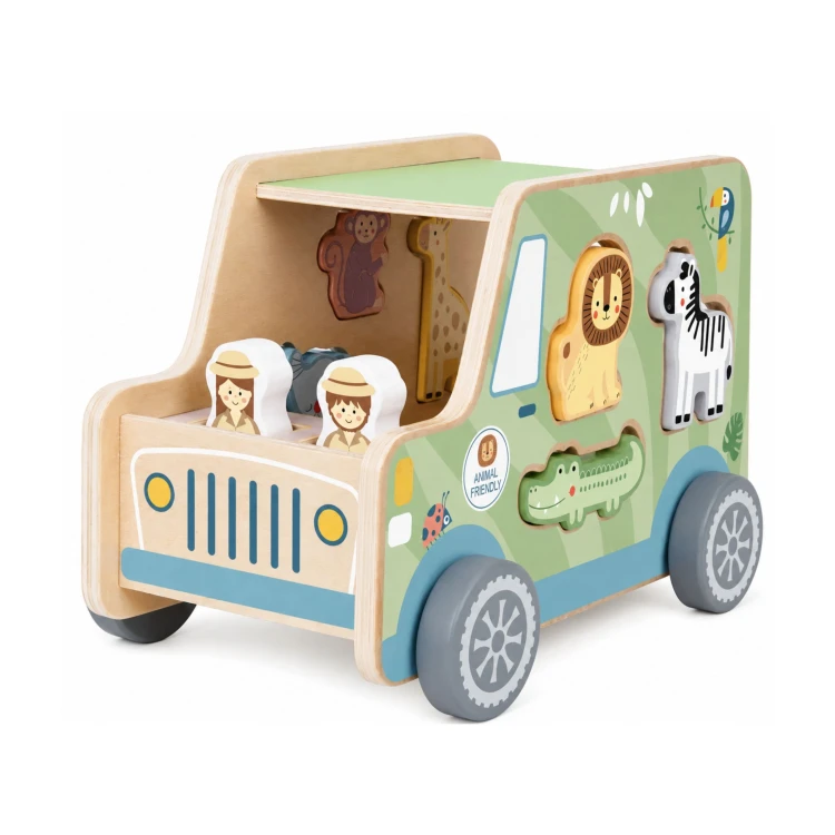 Zestaw kolorowych figurek zwierząt safari TOOKY TOY ustawionych obok drewnianego samochodu