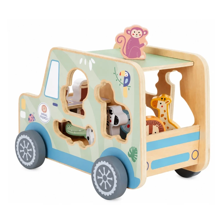 Dziecko bawiące się drewnianym samochodem safari TOOKY TOY i dopasowujące figurki zwierząt