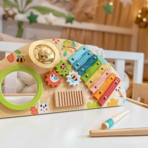 Zbliżenie na drewniane centrum muzyczne TOOKY TOY z bębenkiem i talerzem