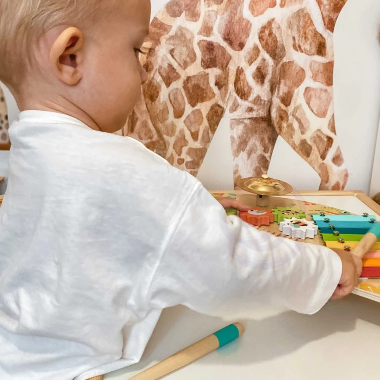 Drewniane pałeczki do gry z centrum muzycznego TOOKY TOY na tle instrumentów