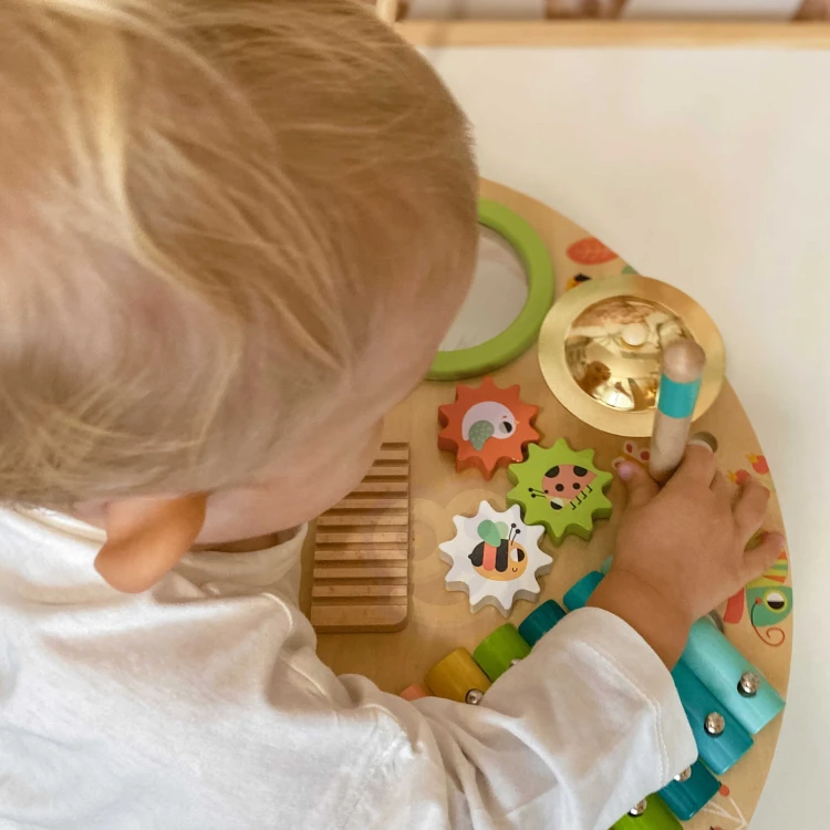 Kolorowe zębatki i ruchome elementy centrum muzycznego TOOKY TOY