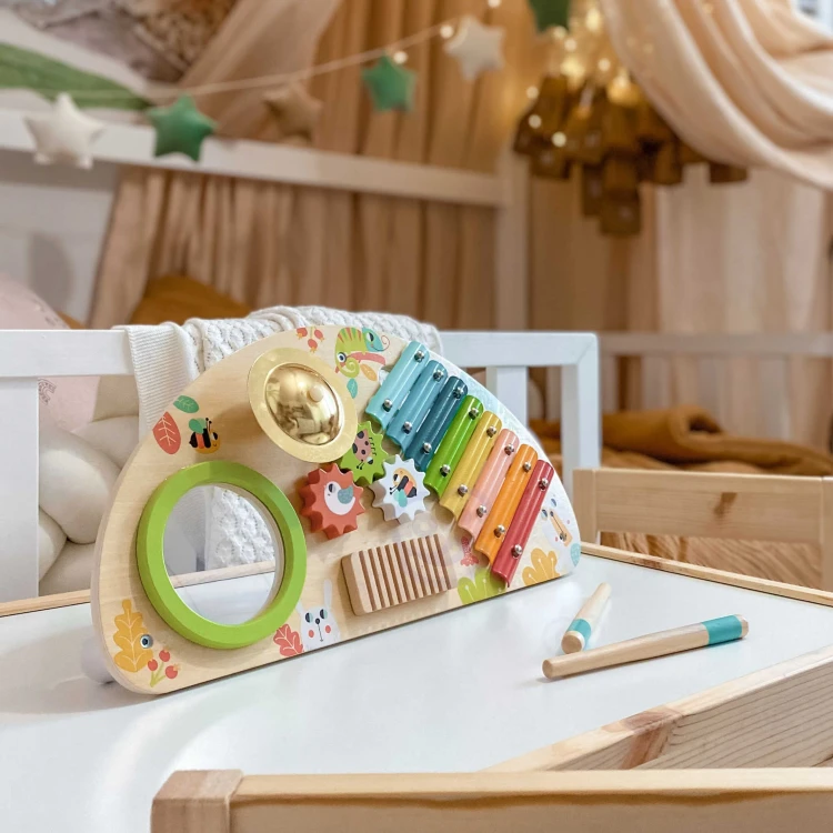 Instrumenty muzyczne z drewna TOOKY TOY – cymbałki i kołatka w centrum muzycznym